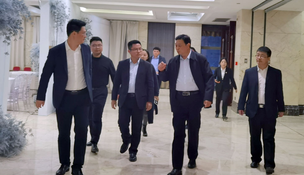 劉普軍會(huì)長(zhǎng)與魏堂華市長(zhǎng)親切交流