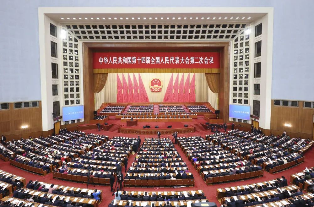 3月5日，李強(qiáng)總理向十四屆全國人大二次會(huì)議作政府工作報(bào)告